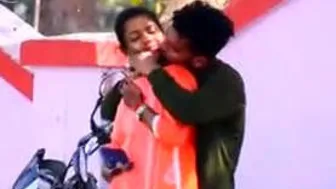 Desi GF Kissing And Letting Him Squeeze Her Boobs Outside