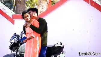Desi GF Kissing And Letting Him Squeeze Her Boobs Outside