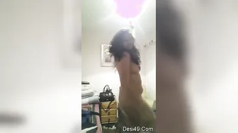 College Teen From Mumbai Giving Her First Naughty Cam Show