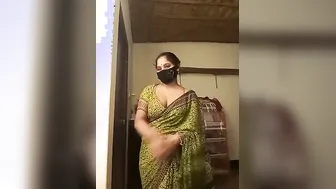 Young Girl Doing Live Show Getting Naked Playing With Herself