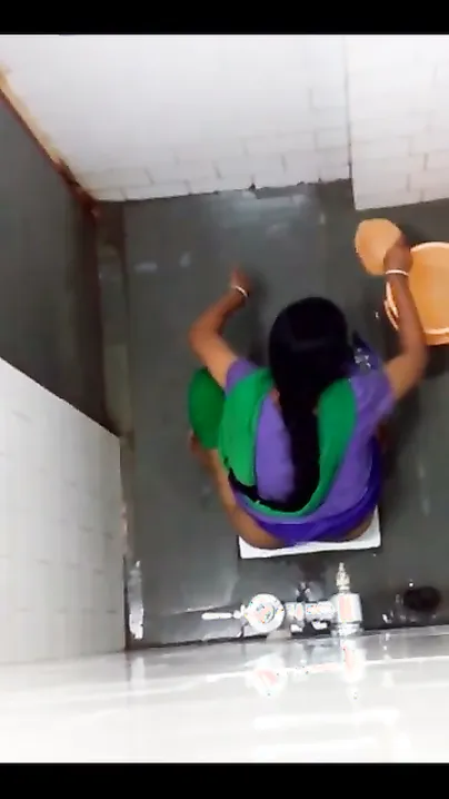 Mature Indian Aunty Pissing Outdoors Caught On Camera Secretly