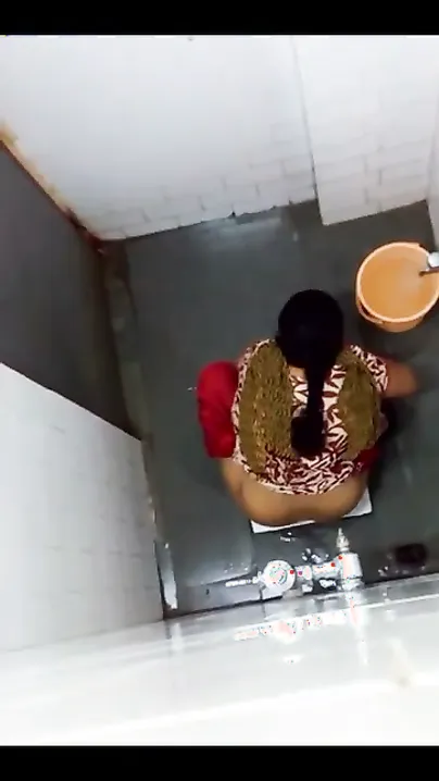 Desi Aunty Caught Pissing Outdoors Behind Her House Part Two
