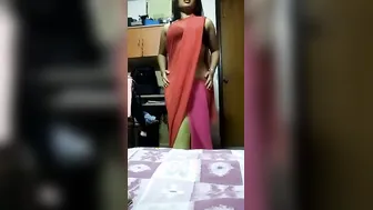 Hot Babe Unwrapping Her Saree And Getting Completely Naked Alone