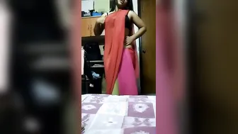 Hot Babe Unwrapping Her Saree And Getting Completely Naked Alone