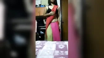 Hot Babe Unwrapping Her Saree And Getting Completely Naked Alone