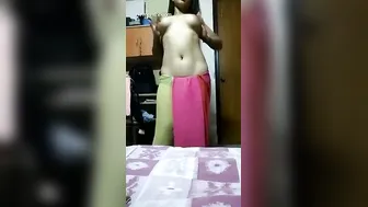 Hot Babe Unwrapping Her Saree And Getting Completely Naked Alone