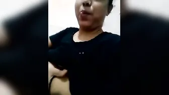 Mature Aunty Undressing And Displaying Her Curves On Live Stream