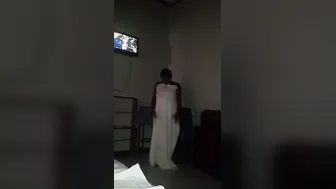 Mature Aunty Getting Naked And Showing Her Body On Video Call