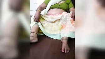 Mature Indian Aunty Spreading Her Legs And Showing Her Wet Pussy