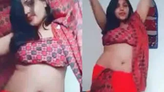 Married Bhabhi Teasing With Sexy Belly Dance Moving Her Curves