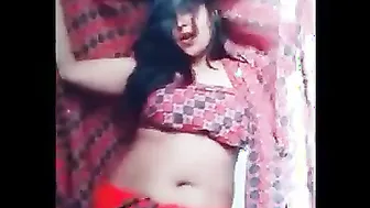 Married Bhabhi Teasing With Sexy Belly Dance Moving Her Curves