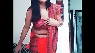 Married Bhabhi Teasing With Sexy Belly Dance Moving Her Curves