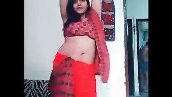 Married Bhabhi Teasing With Sexy Belly Dance Moving Her Curves