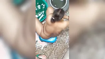 Hidden Cam Catching Aunty Bathing Fully Nude Without Knowing