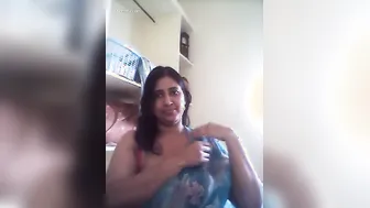 Horny Aunty Flashing And Shaking Her Boobs For Lucky Viewer