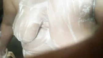 Desi Aunty Bathing Nude Caught On Mobile Camera Recording