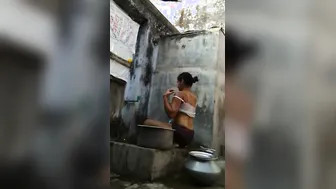 Desi Babe Caught Bathing Naked In Her Bathroom Secretly