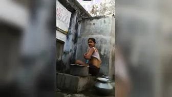 Desi Babe Caught Bathing Naked In Her Bathroom Secretly