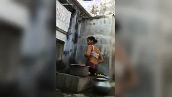 Desi Babe Caught Bathing Naked In Her Bathroom Secretly