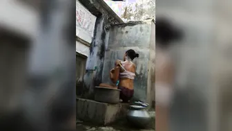 Desi Babe Caught Bathing Naked In Her Bathroom Secretly