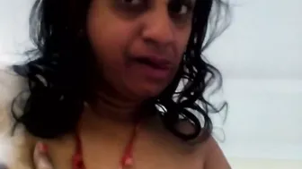 Desi Aunty Getting Naked And Showing Everything To Her Lover