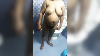 Tamil Aunty Bathing Naked Showing Her Wet Body On Camera