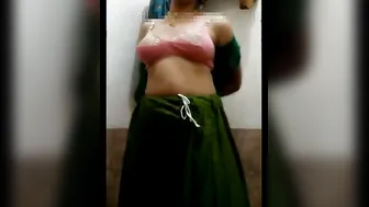 Tamil Slut Removing Saree Revealing Her Pussy And Big Boobs