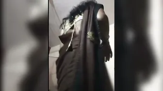 Delhi Housewife Flaunting Her Navel And Curves In Saree At Home