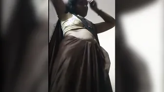 Delhi Housewife Flaunting Her Navel And Curves In Saree At Home