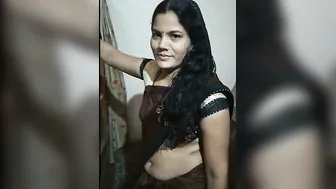 Delhi Housewife Flaunting Her Navel And Curves In Saree At Home