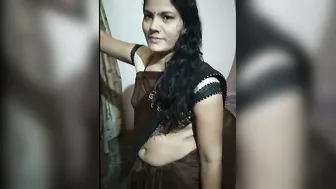 Delhi Housewife Flaunting Her Navel And Curves In Saree At Home