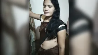 Delhi Housewife Flaunting Her Navel And Curves In Saree At Home