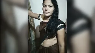 Delhi Housewife Flaunting Her Navel And Curves In Saree At Home