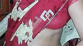 Desi Housewife Showing Off Her Sexy Navel And Teasing In Saree