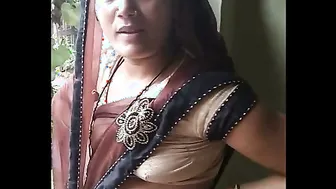Desi Housewife Showing Off Her Sexy Navel And Teasing In Saree