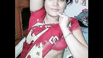 Desi Housewife Showing Off Her Sexy Navel And Teasing In Saree