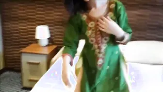 Married Couple Inviting Stranger For Threesome Submitting Live