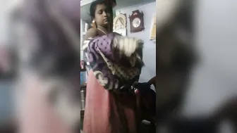 Horny Mallu Aunty Caught Changing Clothes Showing Her Sexy Body
