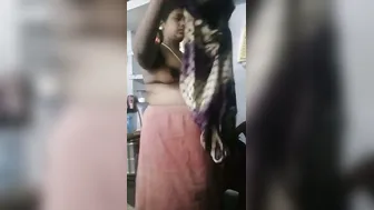 Horny Mallu Aunty Caught Changing Clothes Showing Her Sexy Body