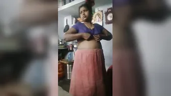 Horny Mallu Aunty Caught Changing Clothes Showing Her Sexy Body