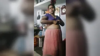 Horny Mallu Aunty Caught Changing Clothes Showing Her Sexy Body