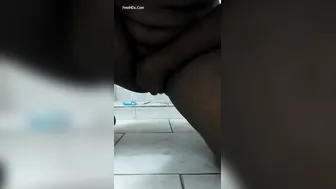 Indian Babe Bathing Naked And Shaving Her Pussy In The Bathroom