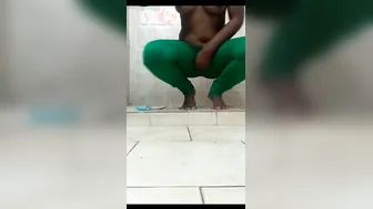 Indian Babe Bathing Naked And Shaving Her Pussy In The Bathroom