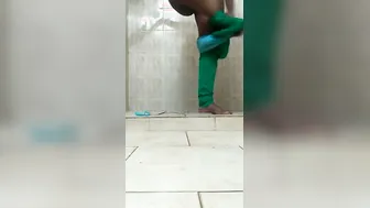 Indian Babe Bathing Naked And Shaving Her Pussy In The Bathroom