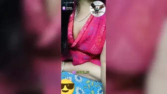 Indian Babe Getting Naked On Live Cam Playing With Her Curves