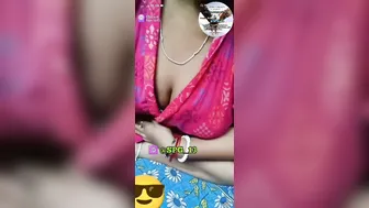 Indian Babe Getting Naked On Live Cam Playing With Her Curves