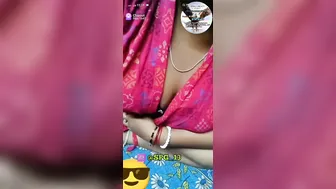 Indian Babe Getting Naked On Live Cam Playing With Her Curves