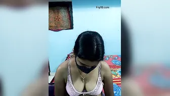 Married Aunty From Mumbai Exposing Her Curves On Live Stream