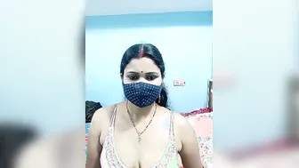 Married Aunty From Mumbai Exposing Her Curves On Live Stream