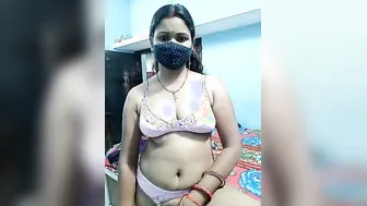 Married Aunty From Mumbai Exposing Her Curves On Live Stream